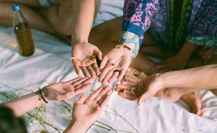 Zauberpilz-Zeremonie. Freunde halten Magic Mushrooms Microdose.