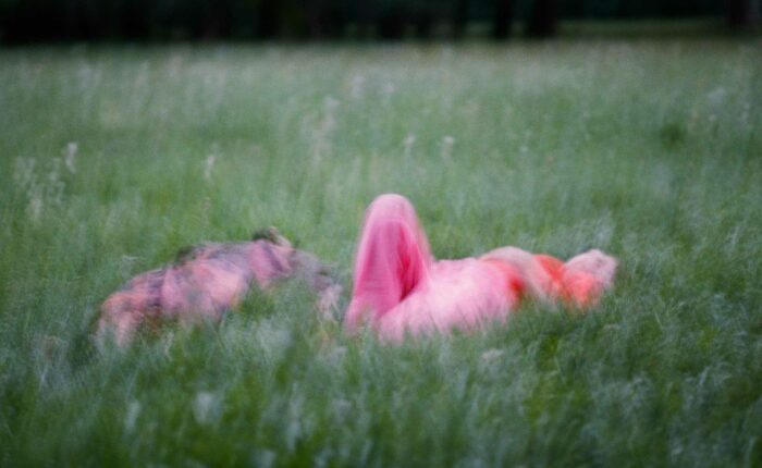 Menschen liegen in Wiese – Trippy Effekt wie LSD-Wirkung