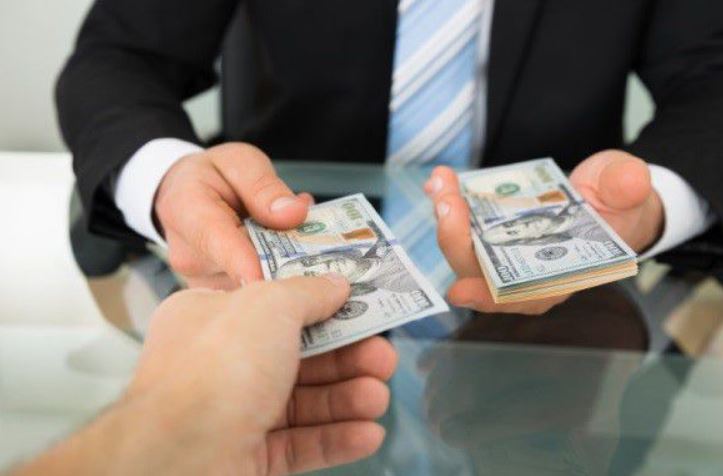 Ai có nghĩa vụ nộp tạm ứng án phí sơ thẩm trong vụ án hình sự?