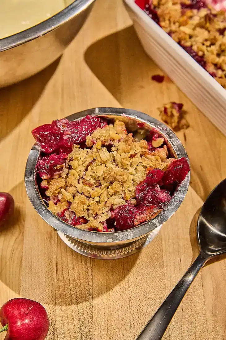 fruit crisp with oats and almonds