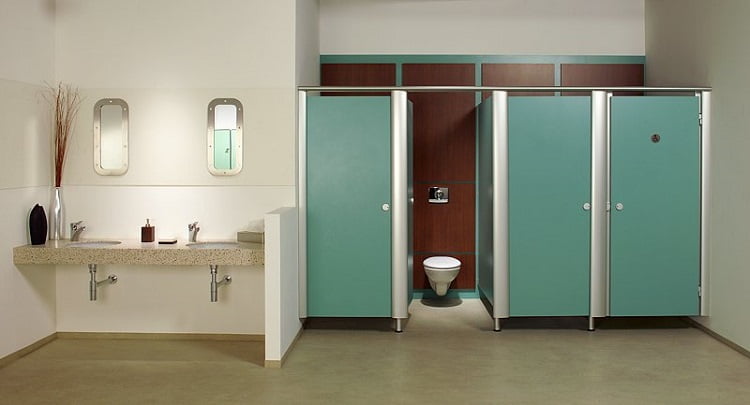Penggunaan partisi cubicle toilet untuk publik, Sumber: grahapatria.co.id
