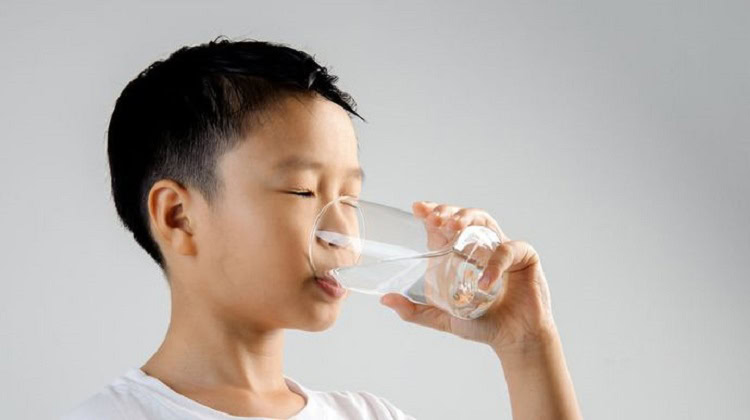 Pastikan anak memperbanyak minum air putih untuk melancarkan pencernaan, Sumber: klikdokter.com