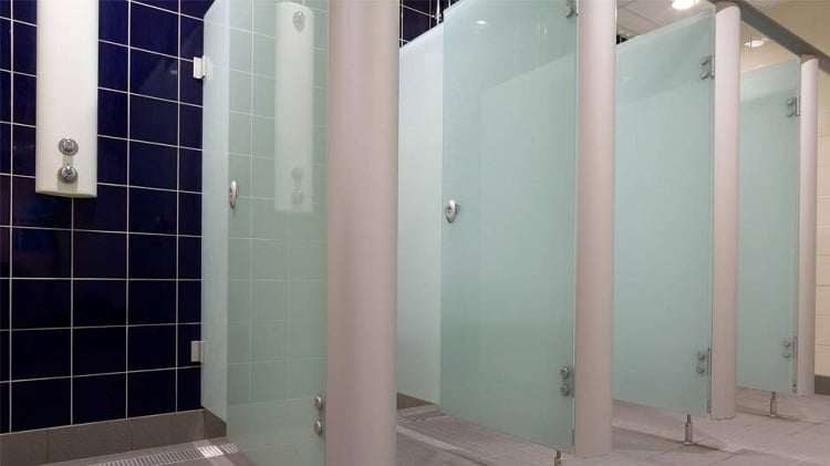 Sekat toilet kaca tempered, Sumber: toiletcubicle.co.id