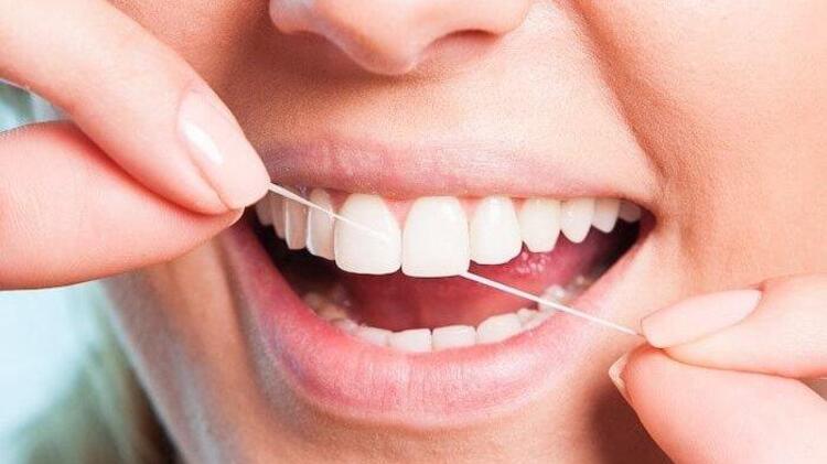 Teknik flossing dengan benang gigi, Sumber: tribunpalu