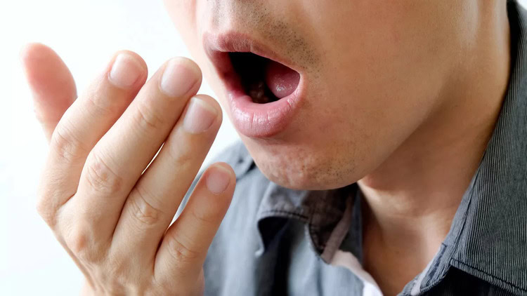 Pencegahan timbulnya bau mulut dengan melakukan flossing, Sumber: klikdokter