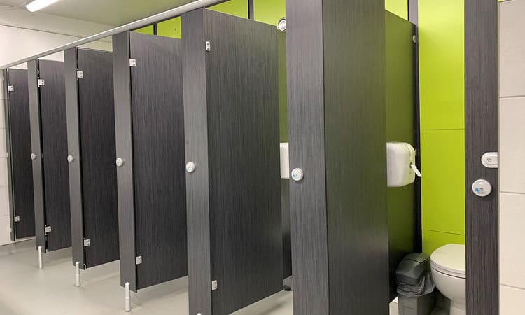 Model cubicle toilet pada umumnya, Sumber: cubiclesystems.co.uk