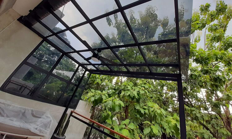 harga kanopi kaca tempered bervariasi sesuai desain. sumber: slatic.net