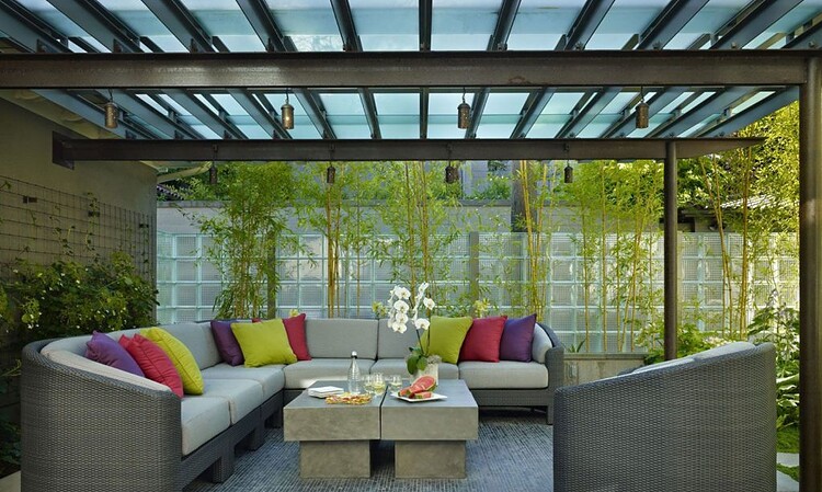 konsep teras depan dengan kanopi frosted glass. sumber: buildingmaterials.com