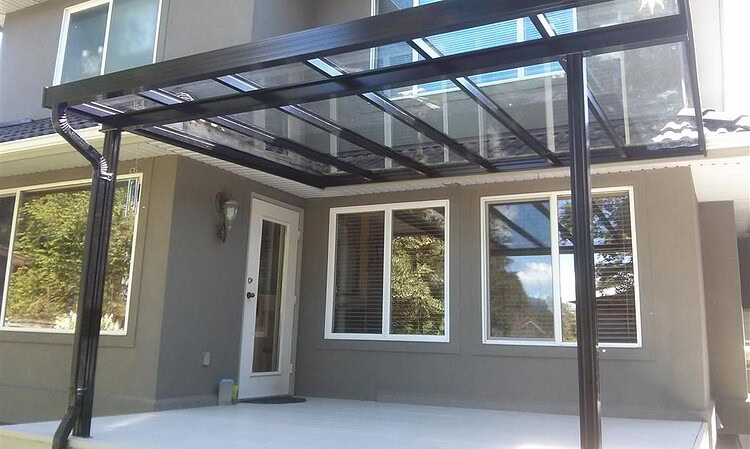 teras modern dengan kanopi kaca tempered. sumber: primelinepatiocovers.com