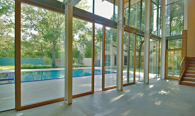 jenis kaca tempered, bisa dijadikan alternatif dinding modern. sumber: brennancorp.com