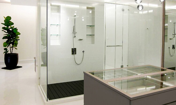 konsep kamar mandi dengan tempered glass polos. sumber: artilux.my