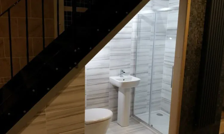 Kamar mandi di bawah tangga, Sumber: pinterest.com