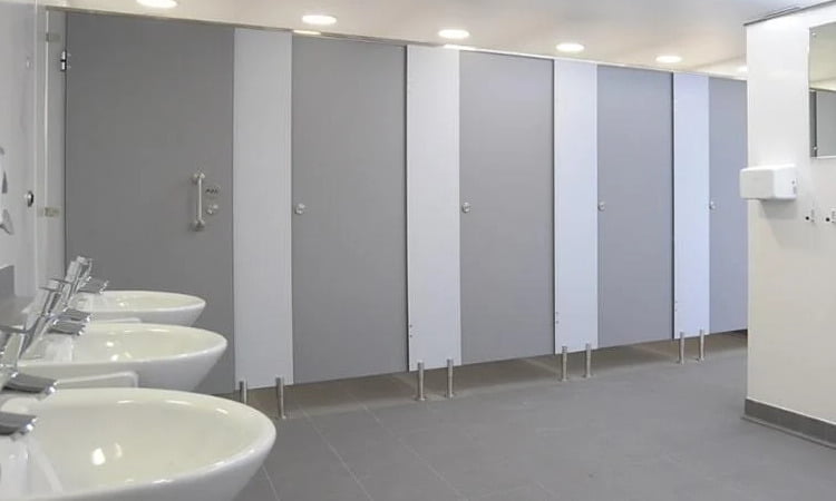 Memilih bahan partisi untuk toilet umum, Sumber: commercialwashroomsltd.co.uk