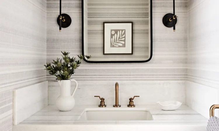 Powder room gaya modern, Sumber: bhg.com