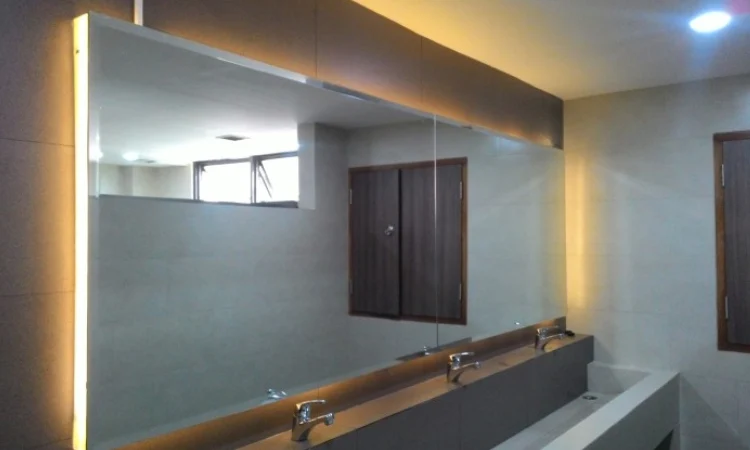 Toilet dengan cermin besar, Sumber: tokopedia.com