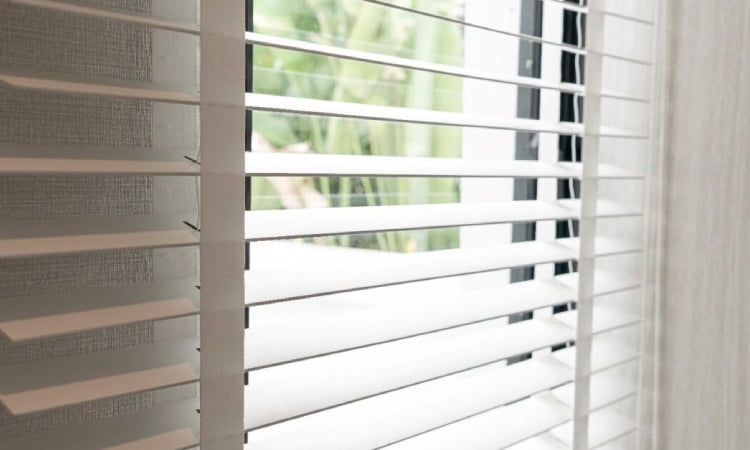 Jendela jalousie, Sumber: glassgenius.com