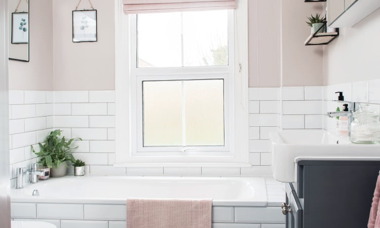 Menjaga sirkulasi udara kamar mandi dengan membuat jendela kecil, Sumber: futurecdn.net