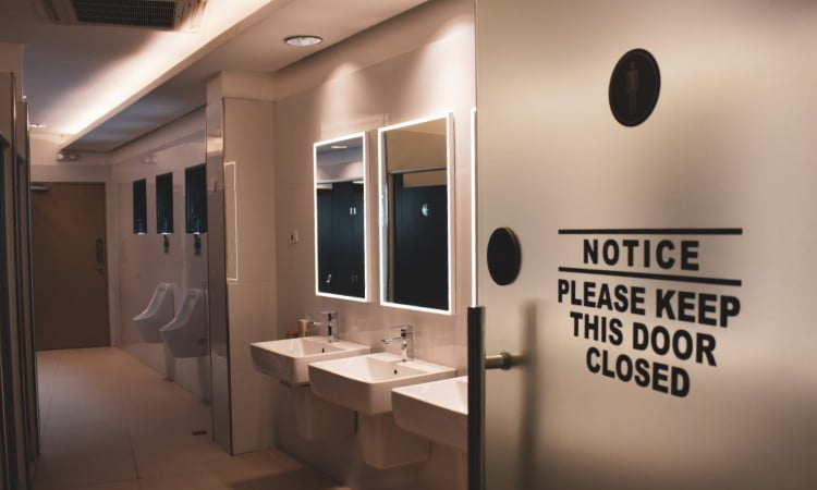 Interior toilet bioskop, Sumber: thepinoytraveler.com