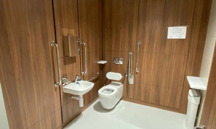 Toilet dengan material kayu, Sumber: davidbaileyfurniture.co.uk