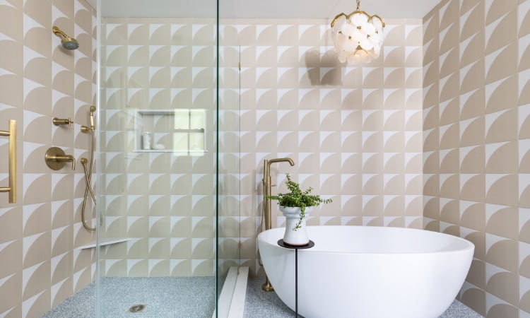 Tips mendesain interior kamar mandi mewah modern, Sumber: hearstapps.com