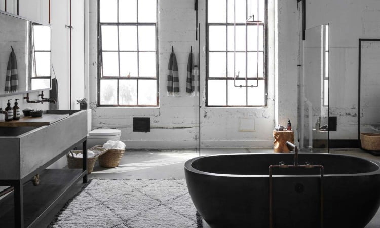 Ide konsep industrial pada kamar mandi, Sumber: thespruce.com