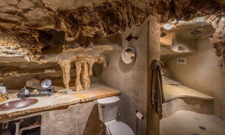 Toilet dengan desain gua, Sumber: beckhamcave.com