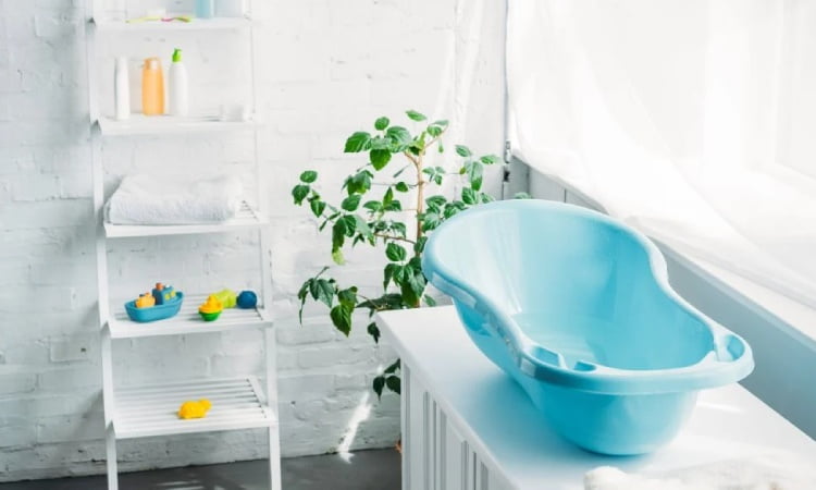 Tempat penyimpanan di kamar mandi bayi, Sumber: momlovesbest.com