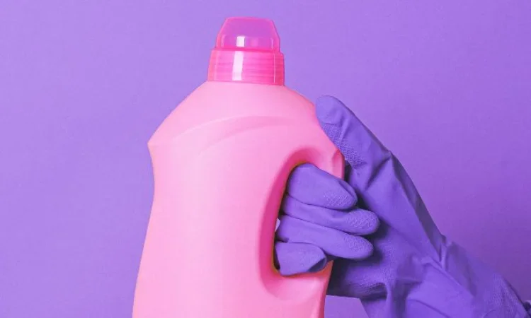 Menggunakan pembersih yang tepat, Sumber: powerpack.co.id