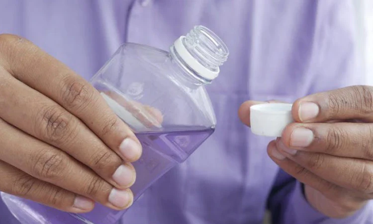 Berkumur dengan obat kumur, Sumber: blibli.com