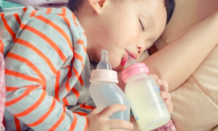 Kebiasaan minum susu dari dot sampai tidur, Sumber; popmama.com