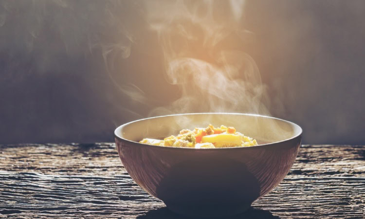 Menghindari makanan suhu panas, Sumber: klikdokter.com
