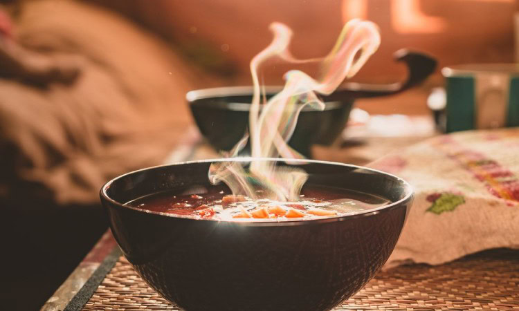 Hindari makanan yang masih panas, Sumber: detik.com