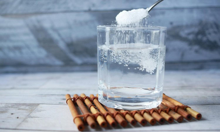 Berkumur air garam, Sumber: pexels.com