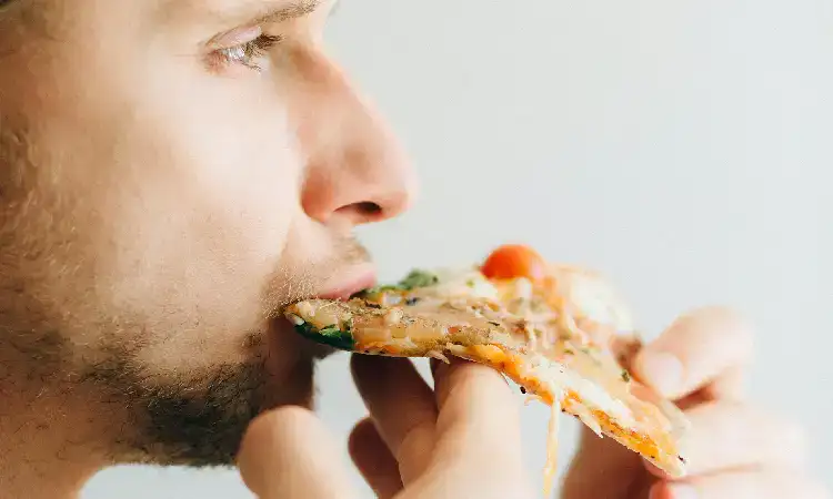 Bibit tergigit saat makan, Sumber: pexels.com