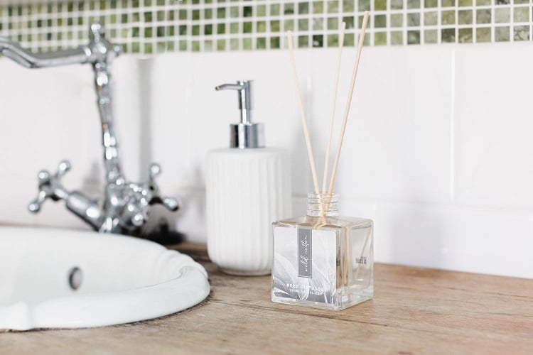 Manfaat pengharum ruangan yang diletakkan dalam kamar mandi, Sumber: thespruce.com
