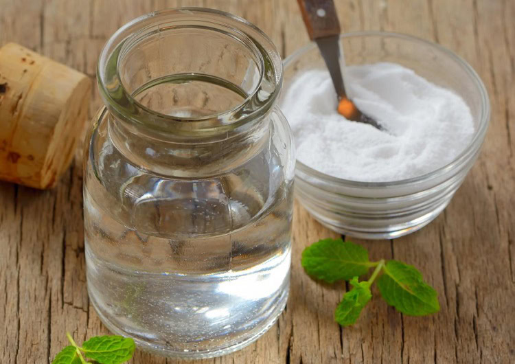 Berkumur dengan larutan air garam, Sumber: medicalnewstoday.com