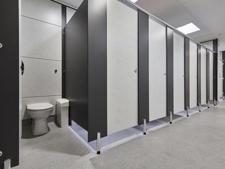 Sekat toilet bahan pvc, Sumber: toiletcubicle.co.id