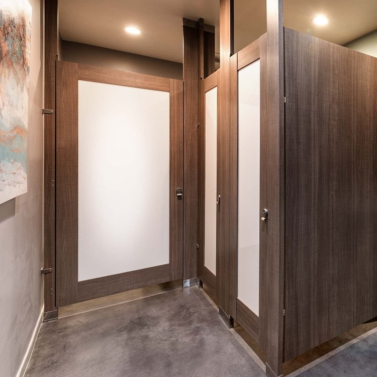 Sekat toilet dari akrilik, Sumber: arcat.com