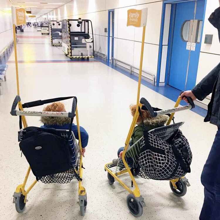 Some airport offer free stroller to use int he terminal, but until now we only found them twice in Gatwick and once in Japan at the Haneda airport