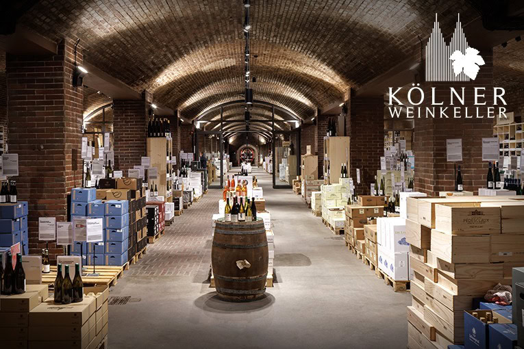 Koelner Weinkeller Referenzbild eines beleuchteten Weingewölbes mit Fässern