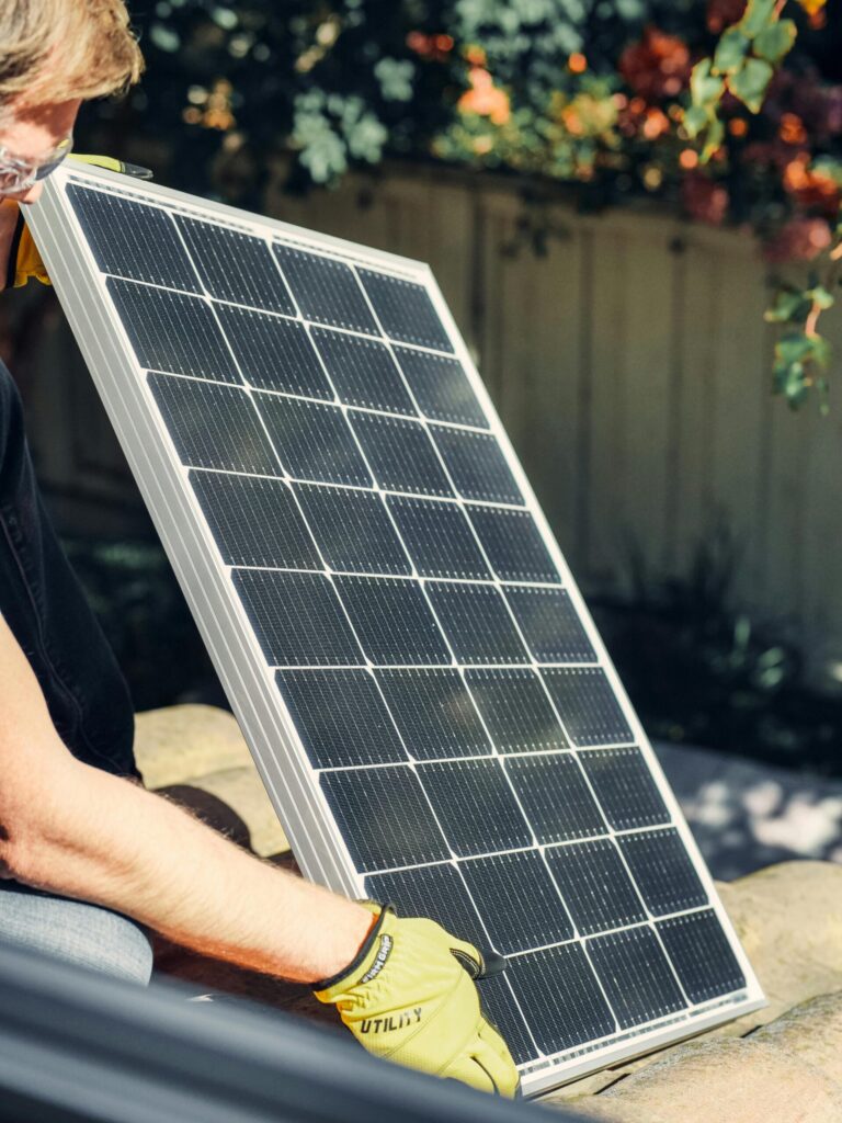 Solar Panel einer Photovoltaikanlage wird auf einem Hausdach installiert