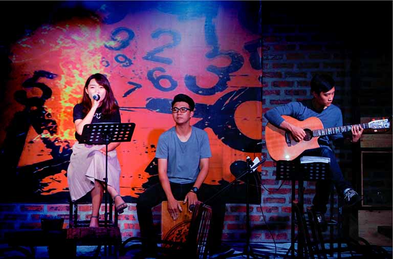 Buổi biểu diễn tác phẩm tại phòng trà