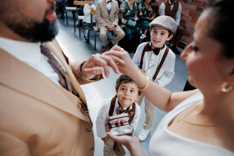 Mariage atypique paris : thème années 20, les mariés profitent pour faire la fête avec leurs invités Mariage à la Factory