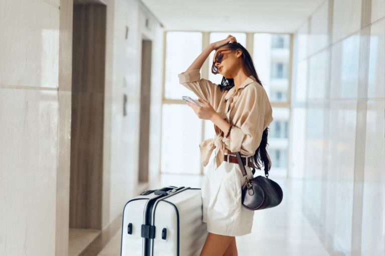 look expensive traveling, woman traveling