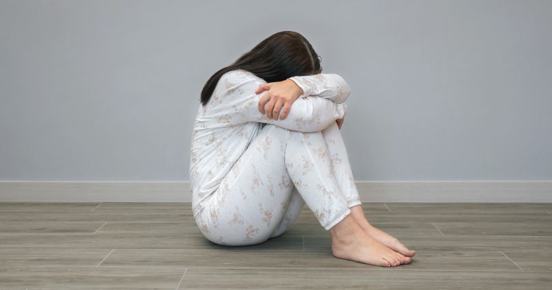 Nhóm hành vi bạo lực gia đình áp dụng đối với người là cha, mẹ, con riêng, anh, chị, em của người đã ly hôn, của người chung sống như vợ chồng.