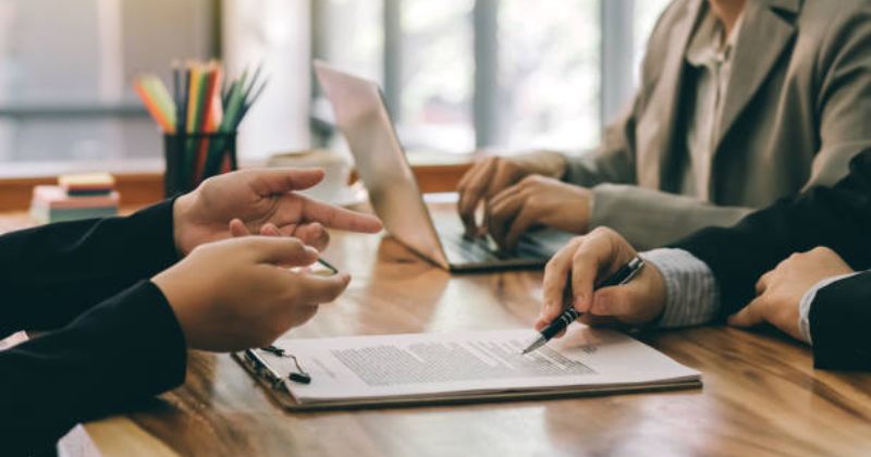 Doanh nghiệp có thể tham khảo ý kiến từ luật sư hay các chuyên gia đầu ngành.