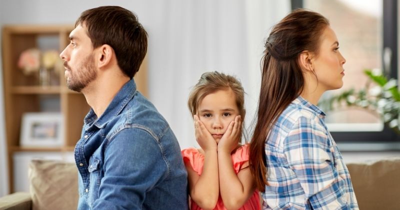Đối với việc chia con, pháp luật ưu tiên sự thỏa thuận giữa vợ chồng.