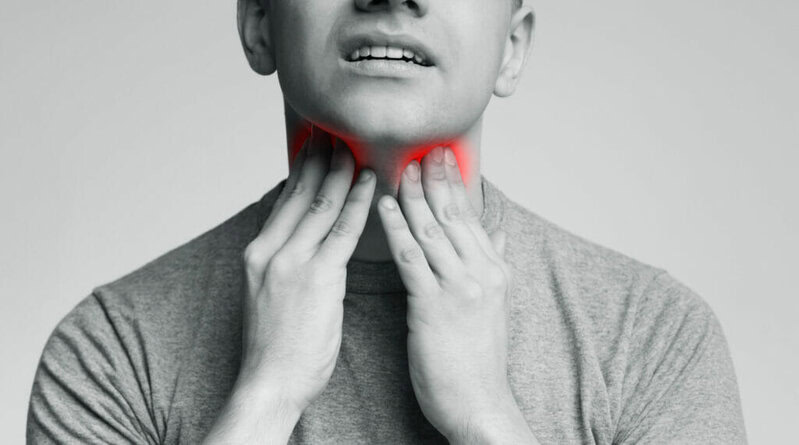 foto di un uomo che si tocca il collo