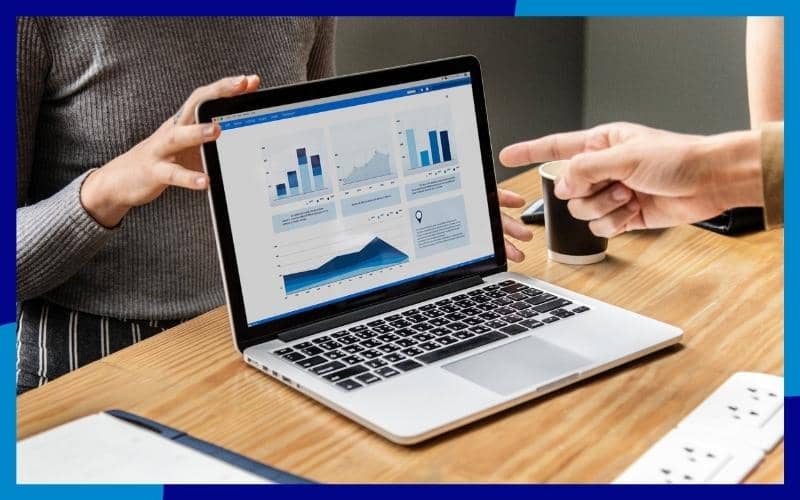 Computer con a schermo dei grafici