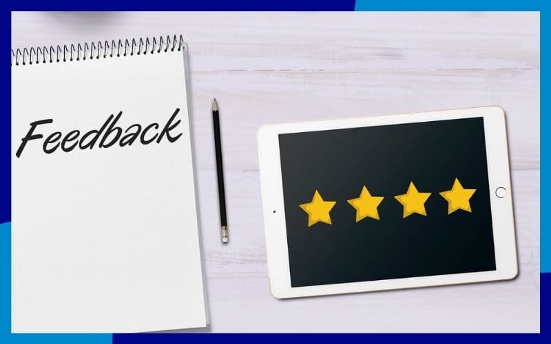 Blocco note con la scritta 'Feedback' e un tablet con 4 stelle